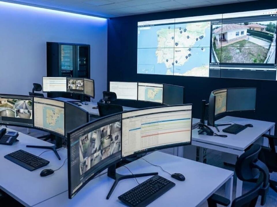 cómo funciona una central de monitoreo de alarmas