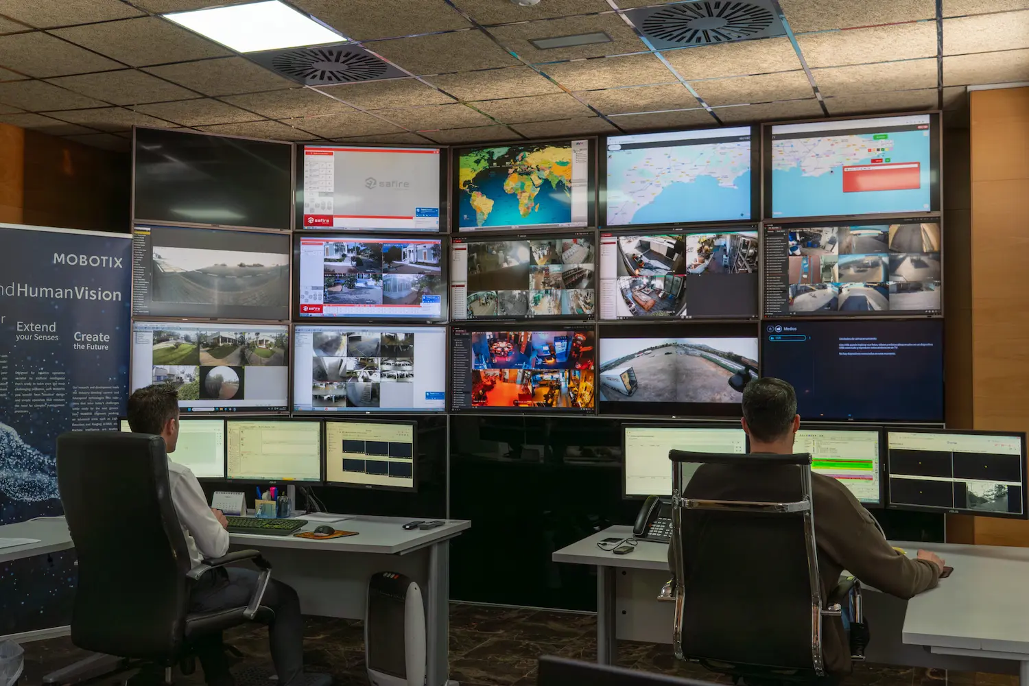Operadores de seguridad monitorizando cámaras de videovigilancia en un centro de control CCTV de Grupo Security