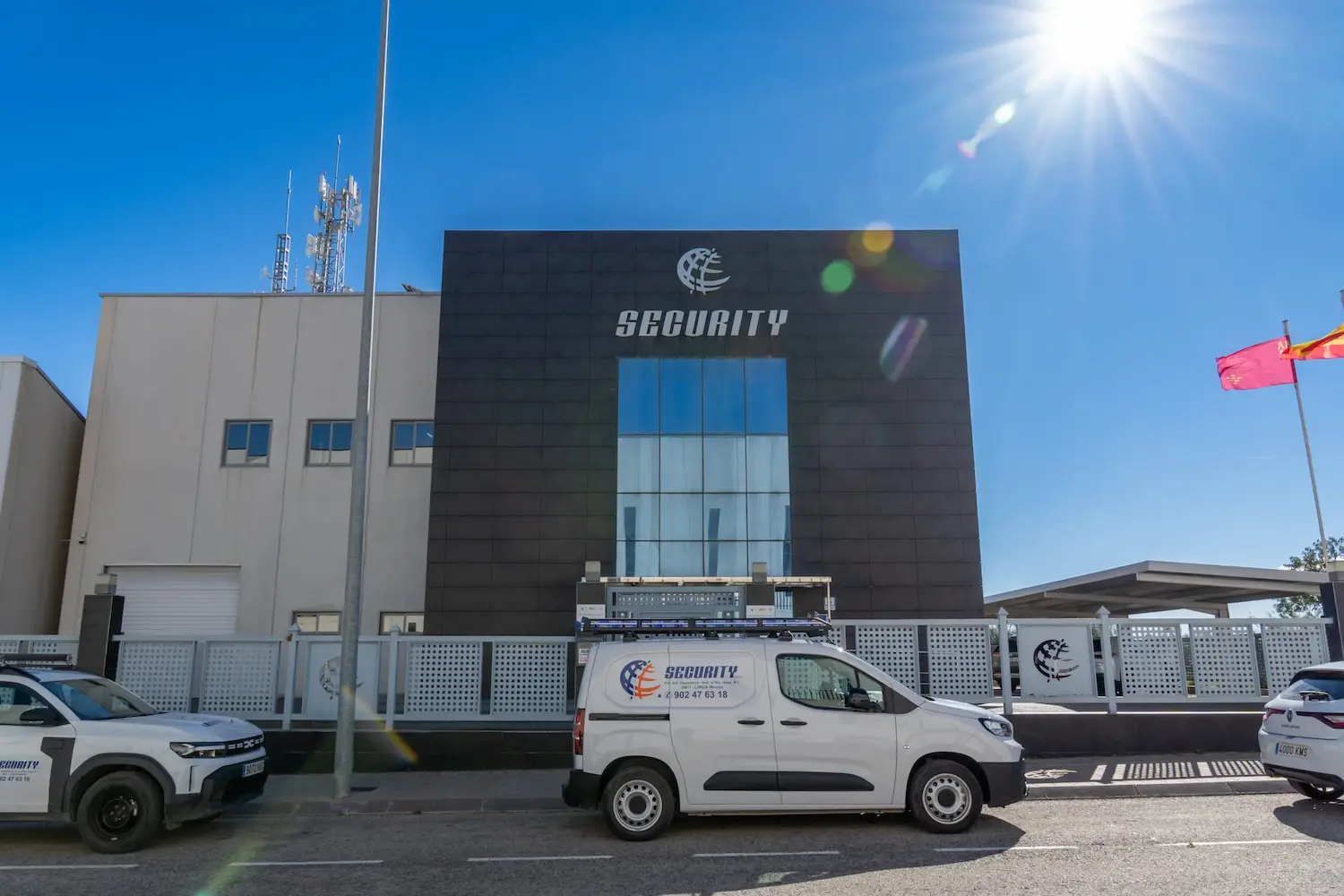 Fachada de la sede de Grupo Security con vehículos corporativos estacionados en el exterior